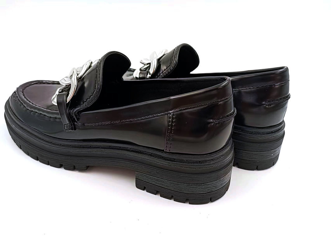 ผู้หญิงที่แต่งตัวเอง รอบตารางเท้าลูฟเฟอร์ แบบรองเท้าส้นแบน